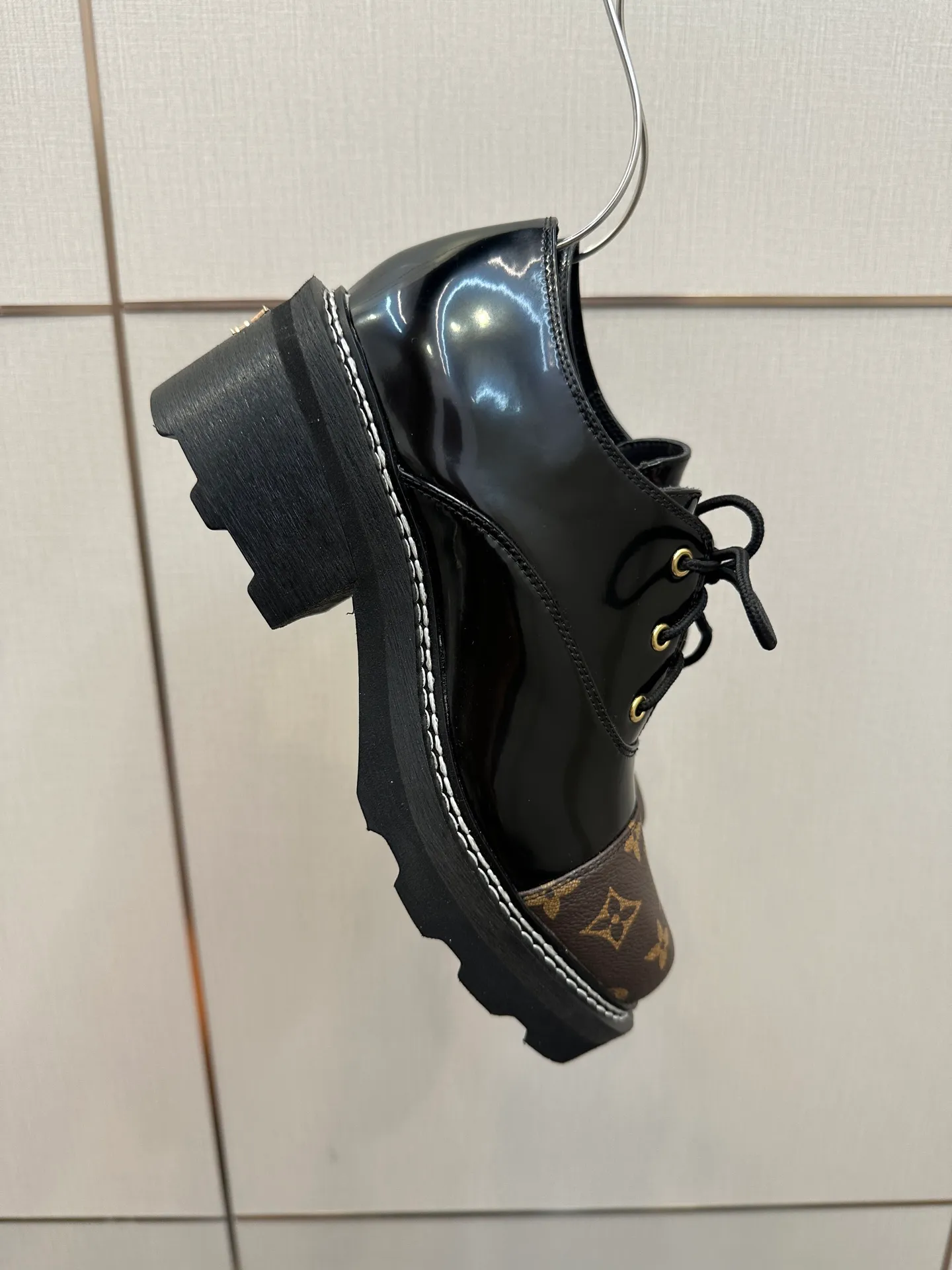 👟👟Ex-factory price 720👟👟 LOUIS VUITTON Louis Vuitton counter latest model top version LV inner cowhide material is real! Original 1:1 material reproduction! Modern and casual in one! Release a strong aura like a queen 🔥Capture everyone's attention instantly💃 Inner/foot pads: imported cowhide Fabric: cowhide Outsole: full genuine leather Code number: 35-41 (40, 41, 42 customizations are not returnable)
